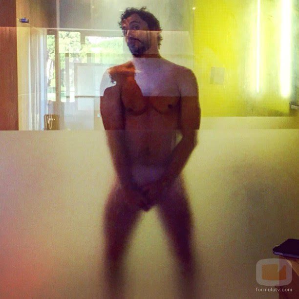 Paco León protagoniza un desnudo integral en la ducha