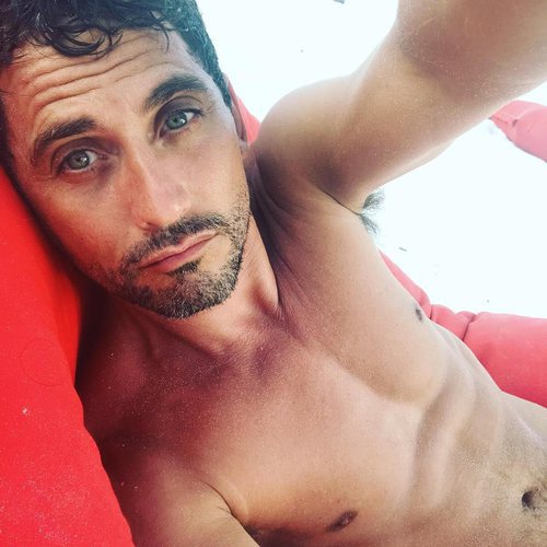 Paco León, adicto a los selfies, posa desnudo estirado
