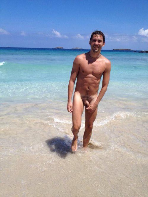 Paco León posa completamente desnudo en la playa