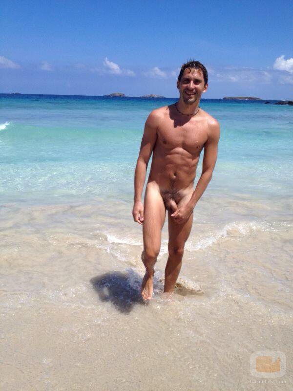 Paco León posa completamente desnudo en la playa