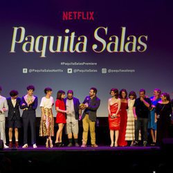 Equipo completo de 'Paquita Salas' sobre el escenario de la premiere de la segunda temporada