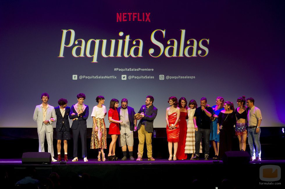 Equipo completo de 'Paquita Salas' sobre el escenario de la premiere de la segunda temporada