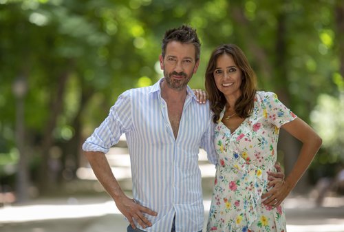 Carmen Alcayde y David Valldeperas presentadores de 'Aquí hay madroño' en Telemadrid