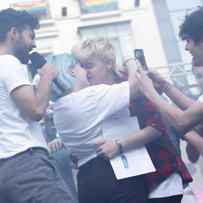 Marina y Bast besándose en el pregón del Orgullo LGBT de Madrid 2018