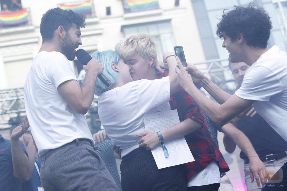 Marina y Bast besándose en el pregón del Orgullo LGBT de Madrid 2018