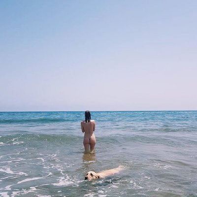 Natalia de Molina, de espaldas, se desnuda en la playa