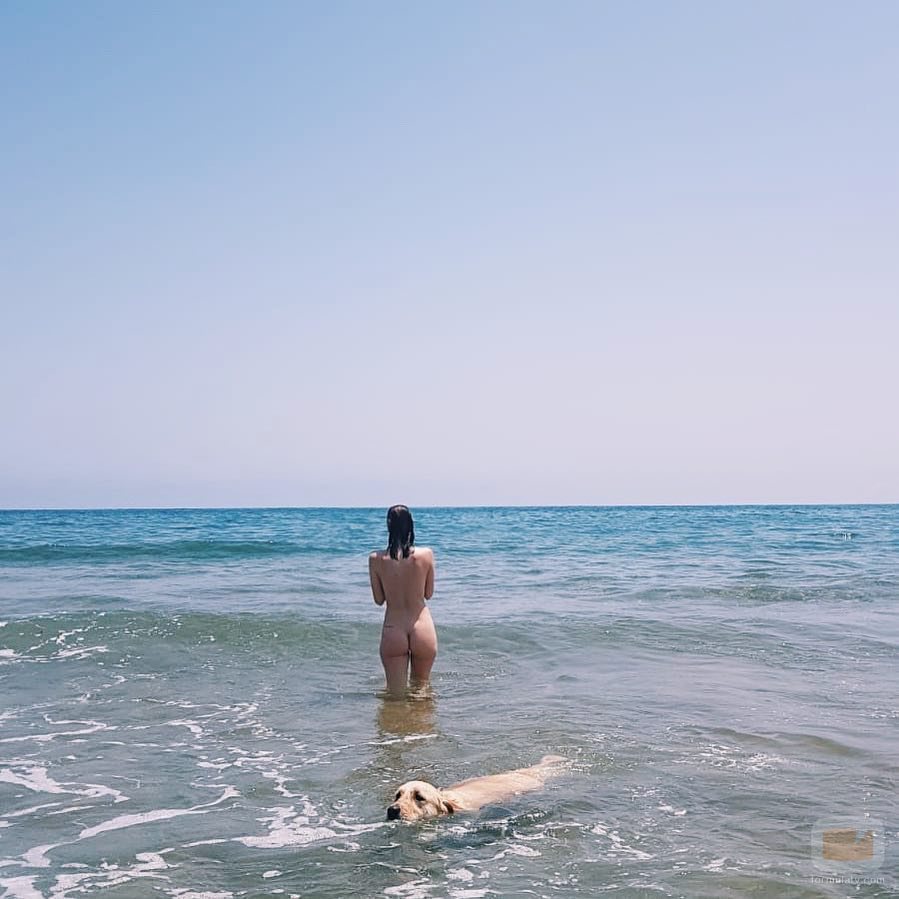 Natalia de Molina, de espaldas, se desnuda en la playa