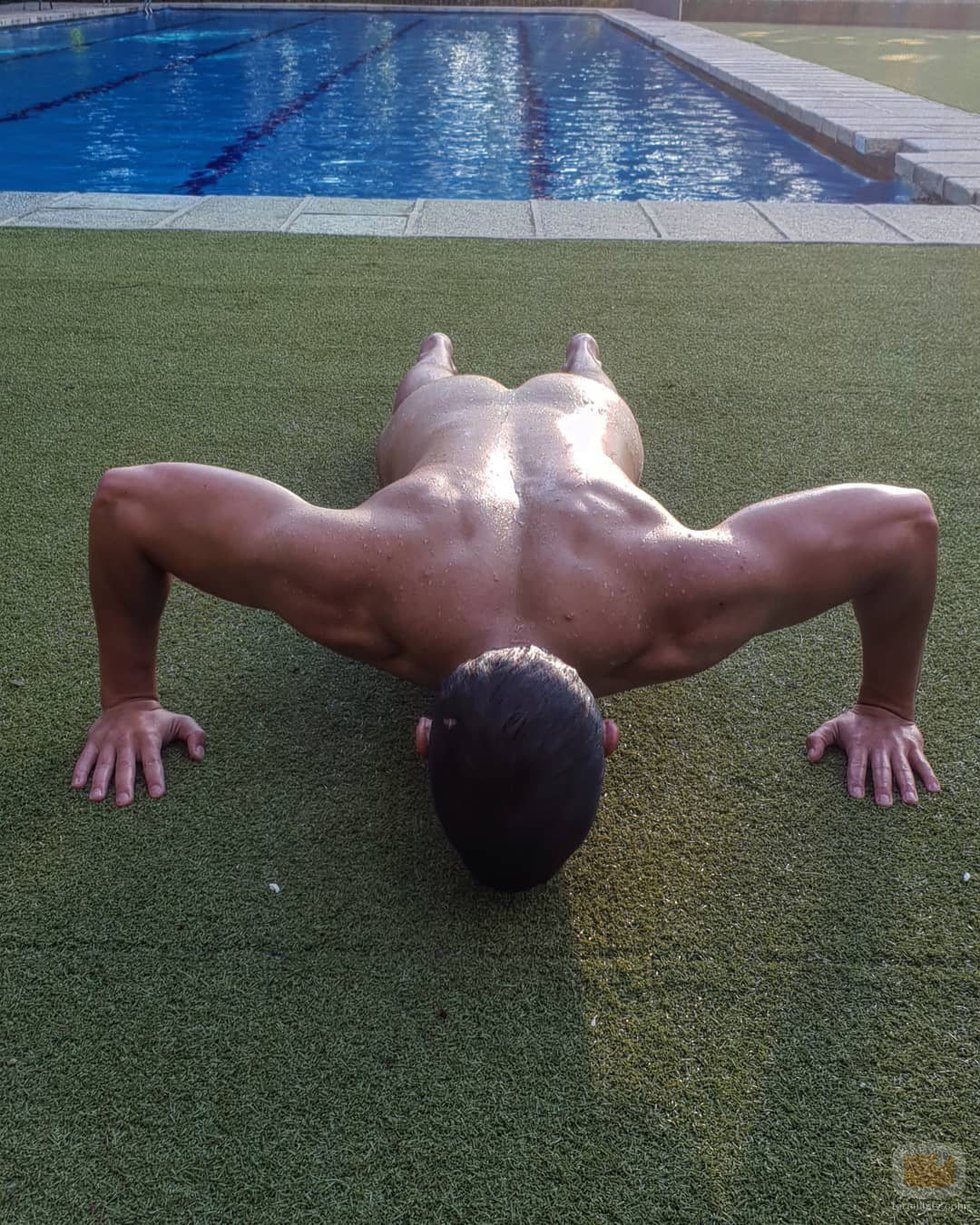 Miguel Herrán ('La casa de papel') sube la temperatura con un desnudo integral