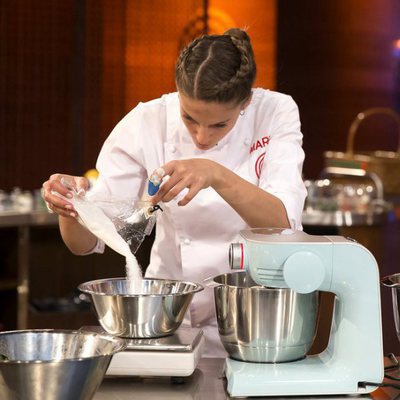 Marta mezclando ingredientes en la final de 'MasterChef 6'