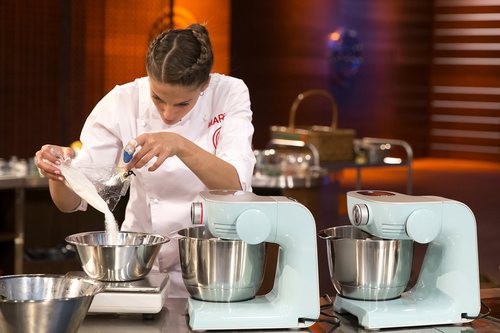 Marta mezclando ingredientes en la final de 'MasterChef 6'