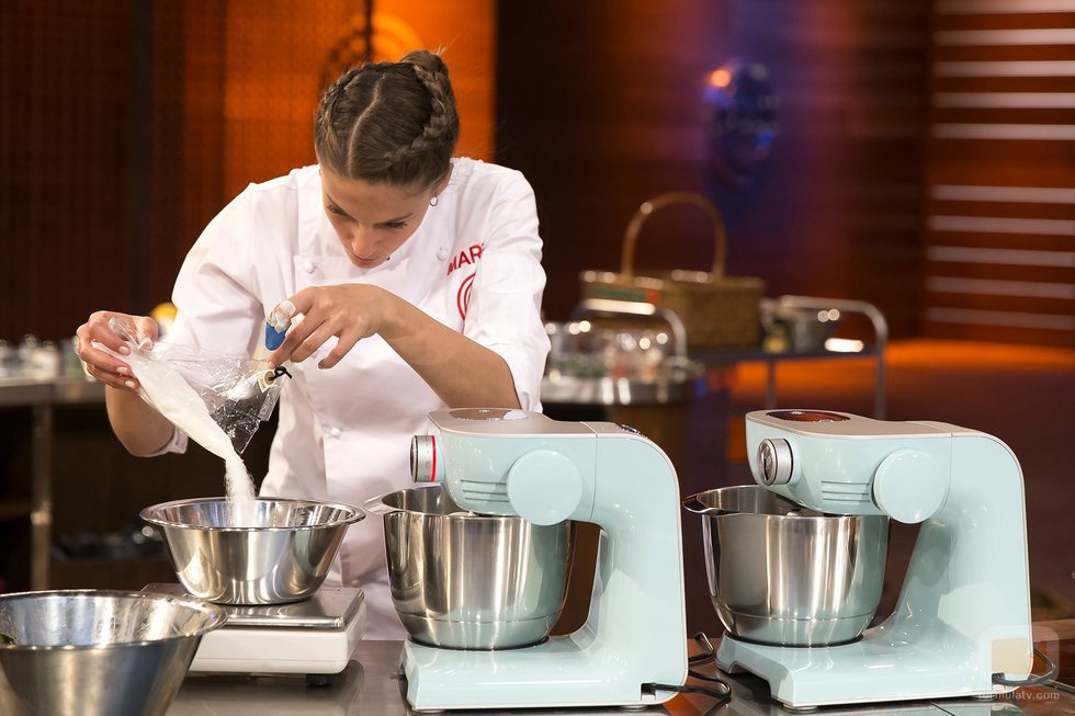 Marta mezclando ingredientes en la final de 'MasterChef 6'