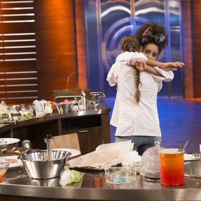 Marta y Ketty se abrazan en la final de 'MasterChef 6'