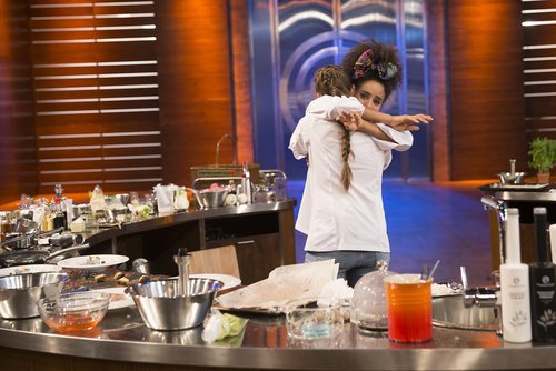 Marta y Ketty se abrazan en la final de 'MasterChef 6'