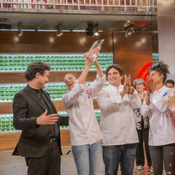 Marta, ganadora de 'MasterChef 6', celebra su victoria con los jueces y Mauro Colagreco