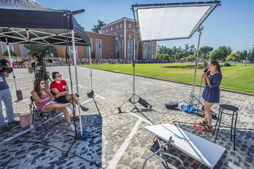 Ana Guerra escucha a una aspirante de 'OT 2018' en el casting de Madrid