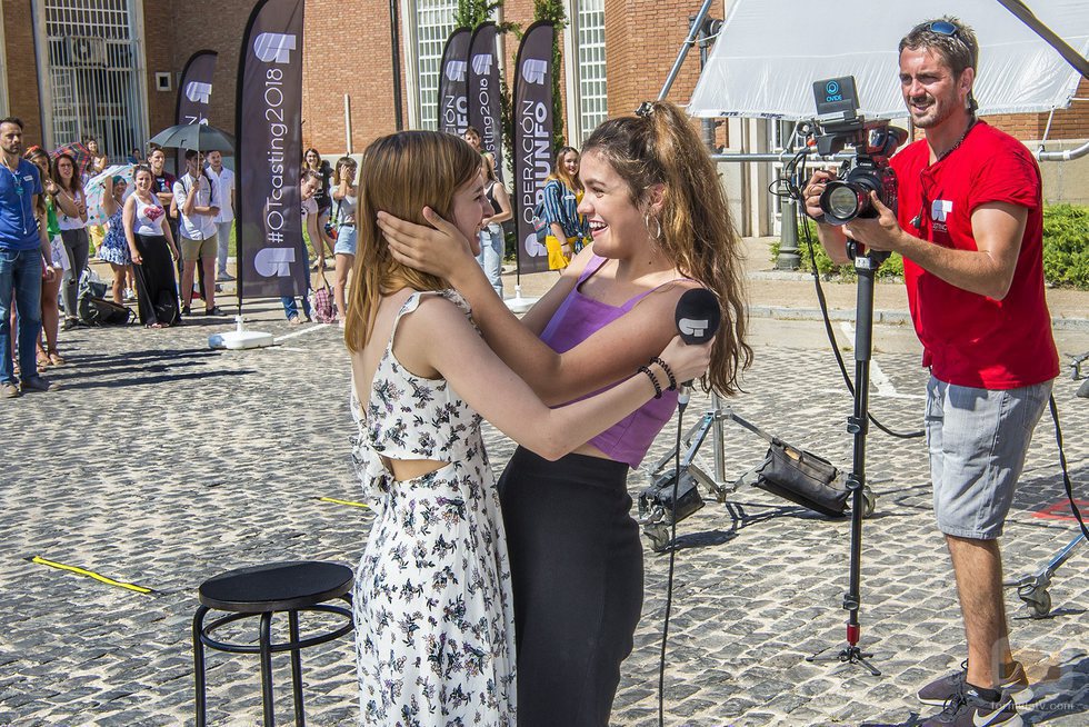 Amaia abraza a una de las seleccionadas en el casting de 'OT 2018' en Madrid