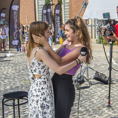 Amaia abraza a una de las seleccionadas en el casting de 'OT 2018' en Madrid