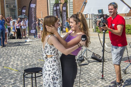 Amaia abraza a una de las seleccionadas en el casting de 'OT 2018' en Madrid