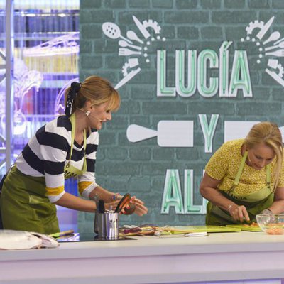 Lucía Pariente y Alba Carrillo cocinando n 'Mi madre cocina mejor que la tuya'