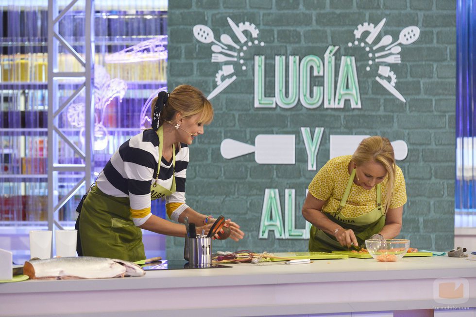 Lucía Pariente y Alba Carrillo cocinando n 'Mi madre cocina mejor que la tuya'