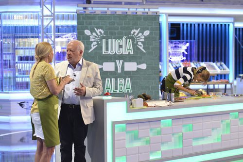 Juan Echanove con Lucía Pariente y Alba Carrillo en 'Mi madre cocina mejor que la tuya'