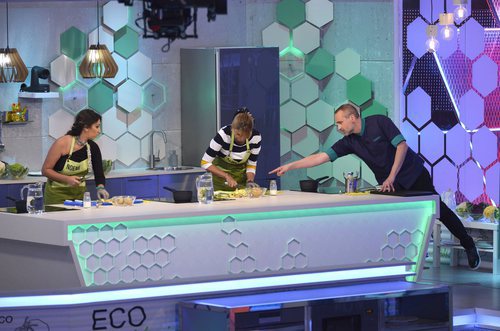 Rodrigo de la Calle asesora a las hijas del equipo verde en 'Mi madre cocina mejor que la tuya'