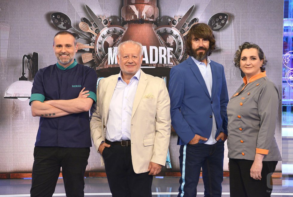 Rodrigo de la Calle, Juan Echanove, Santi Millán y Pepa Muñoz en 'Mi madre cocina mejor que la tuya'