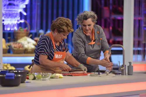 La chef Pepa Muñoz ayuda a la madre de Lucas, Mari, en 'Mi madre cocina mejor que la tuya'