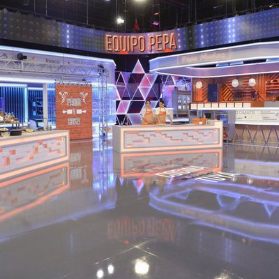 El equipo naranja de 'Mi madre cocina mejor que la tuya' y Santi Millán, presentador, en el plató del programa