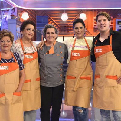 Los cantantes Rosa y Lucas, sus madres y Pepa Muñoz en 'Mi madre cocina mejor que la tuya'