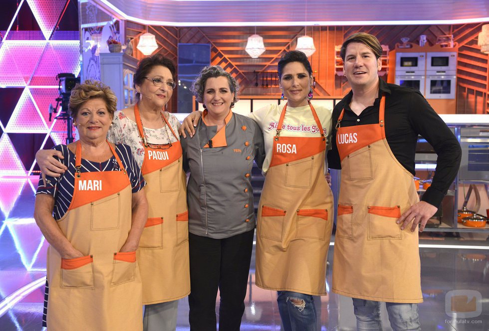 Los cantantes Rosa y Lucas, sus madres y Pepa Muñoz en 'Mi madre cocina mejor que la tuya'