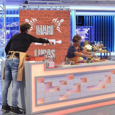 Lucas da indicaciones de cocina a su madre, Mari, en 'Mi madre cocina mejor que la tuya'