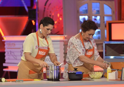 Rosa cocina con su madre Paqui en 'Mi madre cocina mejor que la tuya'