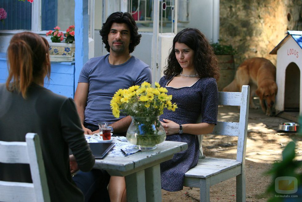 Kerim y Fatmagül hablando con una mujer en una terraza en uno de los últimos episodios de 'Fatmagül'