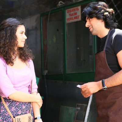 Fatmagül y Kerim mantienen una conversación en la recta final de 'Fatmagül'