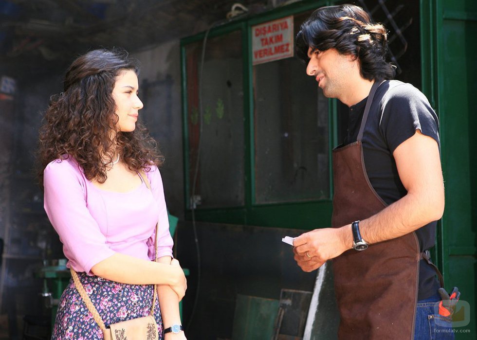 Fatmagül y Kerim mantienen una conversación en la recta final de 'Fatmagül'