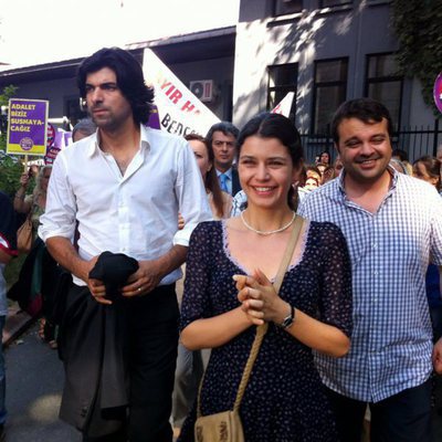 Kerim y Fatmagül en una manifestación durante los últimos episodios de 'Fatmagül'