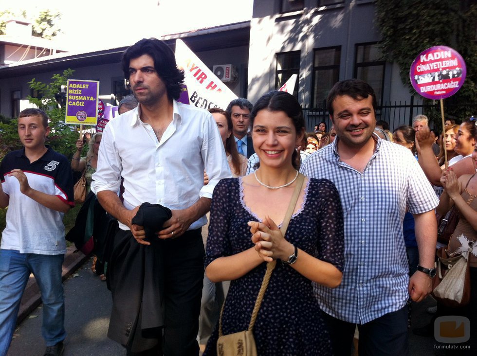 Kerim y Fatmagül en una manifestación durante los últimos episodios de 'Fatmagül'