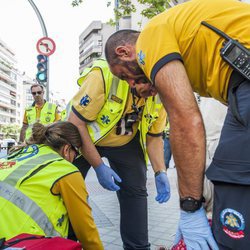 Profesionales sanitarios atendiendo en plena calle en 'Ambulancias, en el corazón de la ciudad'