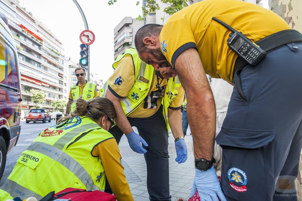 Profesionales sanitarios atendiendo en plena calle en 'Ambulancias, en el corazón de la ciudad'