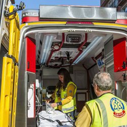 Los profesionales de 'Ambulancias, en el corazón de la ciudad' preparan su equipamiento
