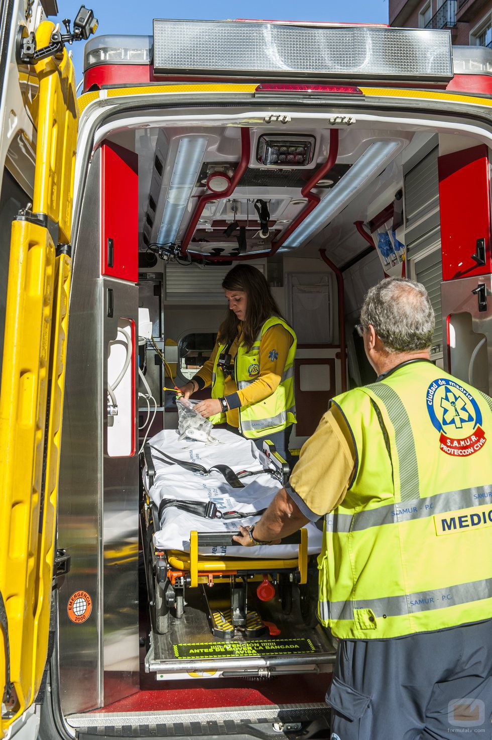 Los profesionales de 'Ambulancias, en el corazón de la ciudad' preparan su equipamiento