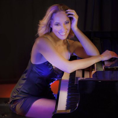 Rosario Mohedano posa en la presentación de su single "Me voy acercando a ti"