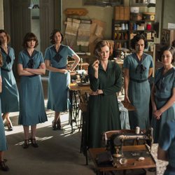Ana Polvorosa junto a un grupo de mujeres en la tercera temporada de 'Las chicas del cable'