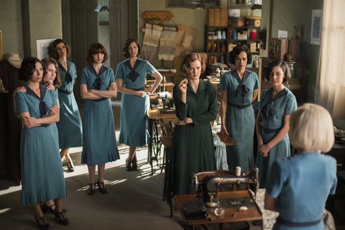 Ana Polvorosa junto a un grupo de mujeres en la tercera temporada de 'Las chicas del cable'