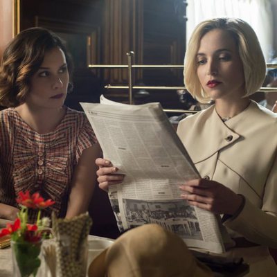 Nadia de Santiago y Ana Fernández, sentadas en una cafetería en la tercera temporada de 'Las chicas del cable'