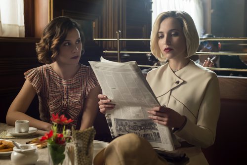 Nadia de Santiago y Ana Fernández, sentadas en una cafetería en la tercera temporada de 'Las chicas del cable'