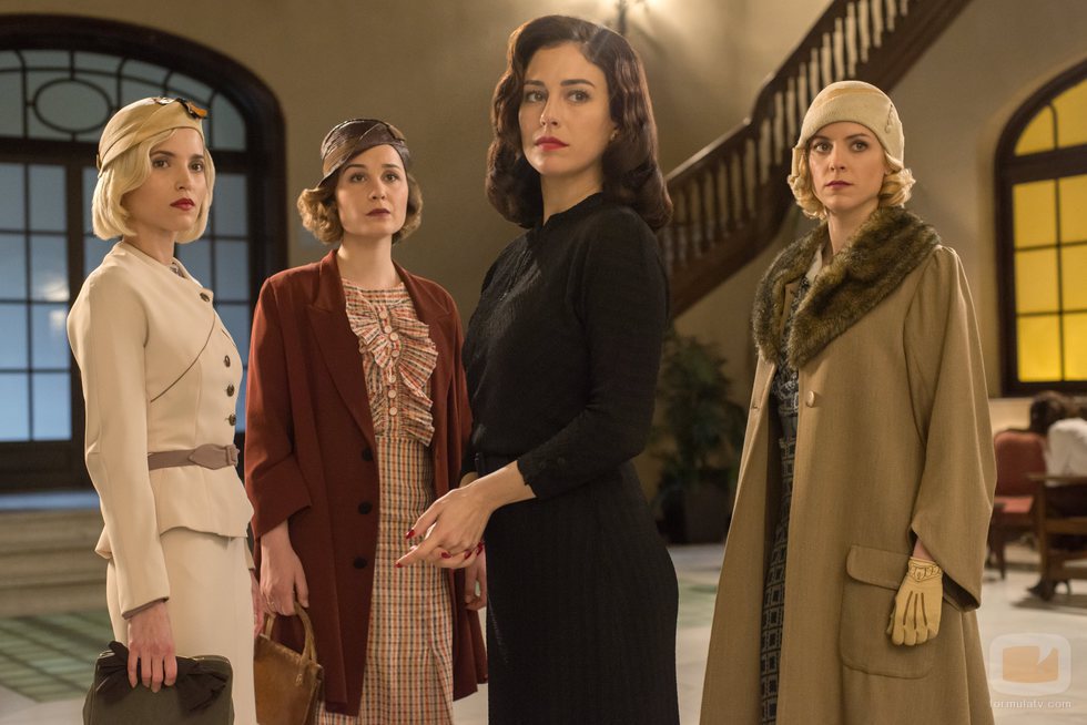Blanca Suárez junto a Ana Fernández, Nadia de Santiago y Maggie Civantos en la tercera temporada de 'Las chicas del cable'