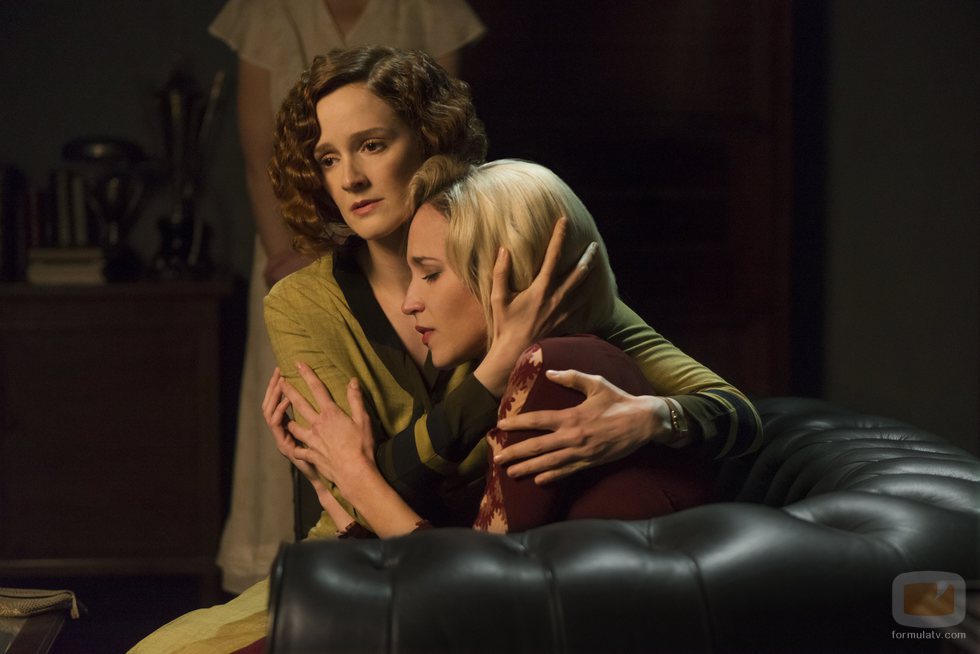 Ana Polvorosa consolando a Ana Fernández, en la tercera temporada de 'Las chicas del cable'