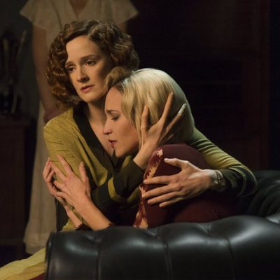 Ana Polvorosa consolando a Ana Fernández, en la tercera temporada de 'Las chicas del cable'